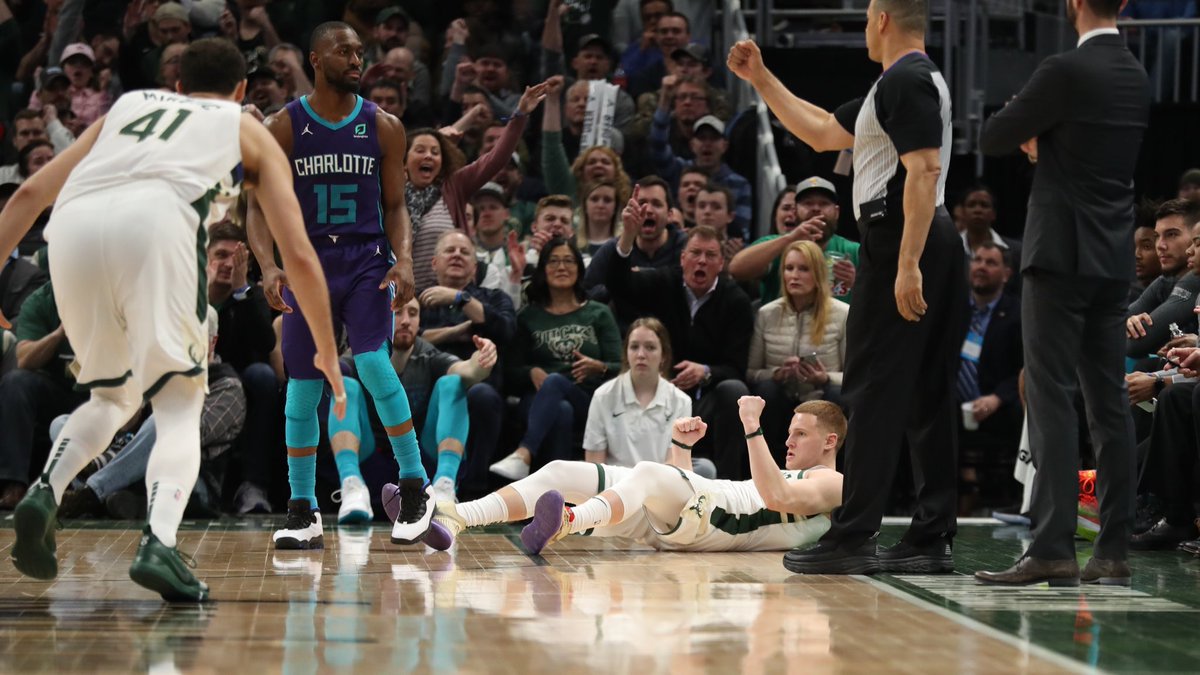 Quyết không thả cho Hornets tranh suất playoffs, Bucks củng cố ngôi đầu Quyết không thả cho Hornets tranh suất playoffs, Bucks củng cố ngôi đầu